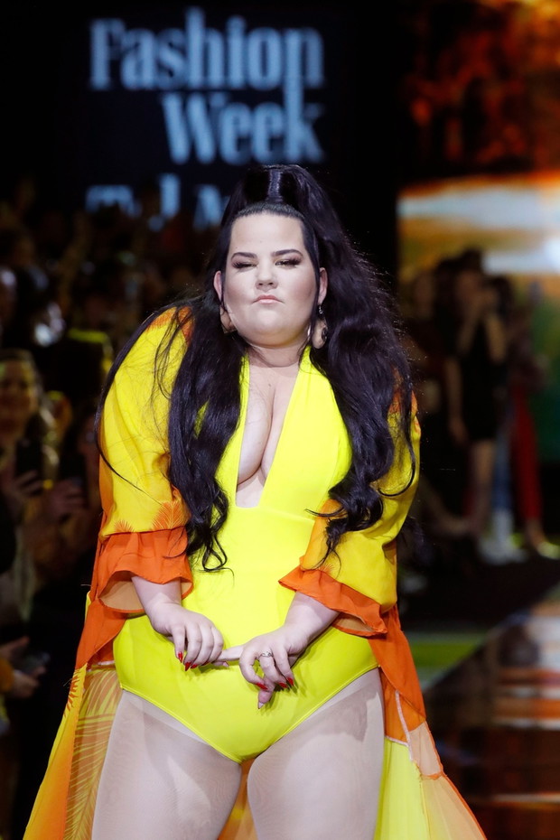 Netta Barzilai na wybiegu podczas tygodnia mody w Tel Awiwie