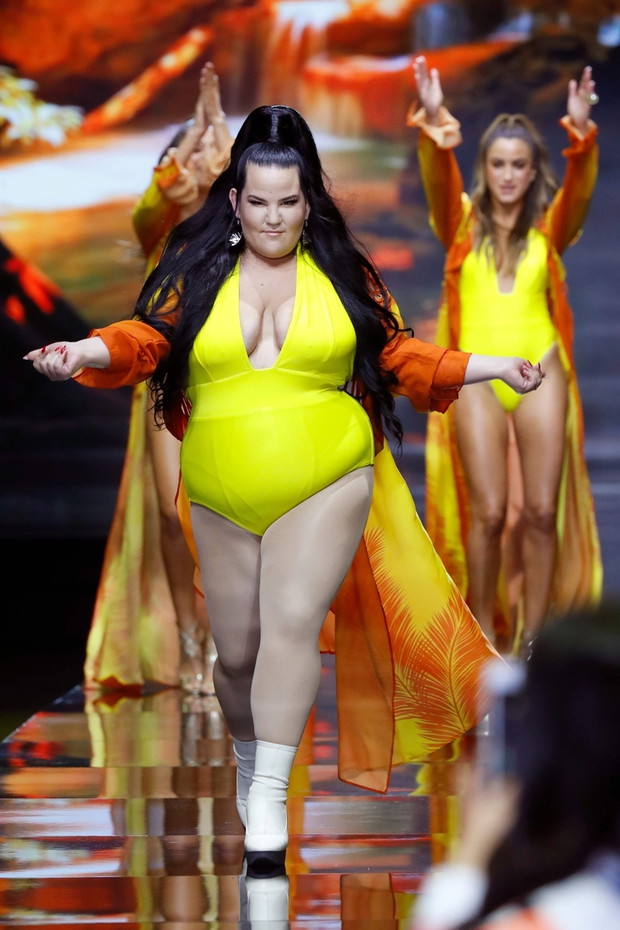 Netta Barzilai na wybiegu podczas tygodnia mody w Tel Awiwie
