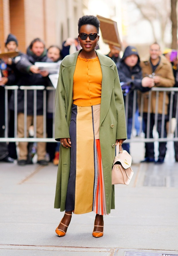 Lupita Nyong'o w oliwkowym p?aszczu