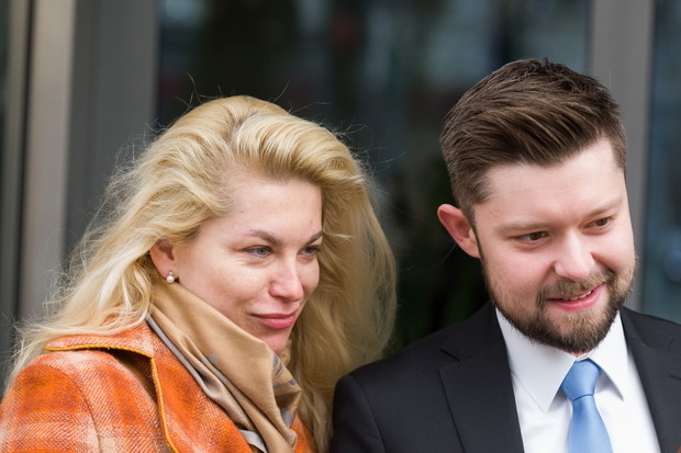 Zakochani Katarzyna Bonda i Remigiusz Mróz na spacerze