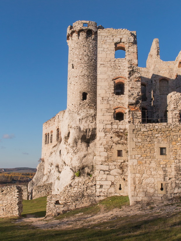 OGRODZIENIEC, POLAND, November 6, 2015: Ruins of Ogrodzieniec c
