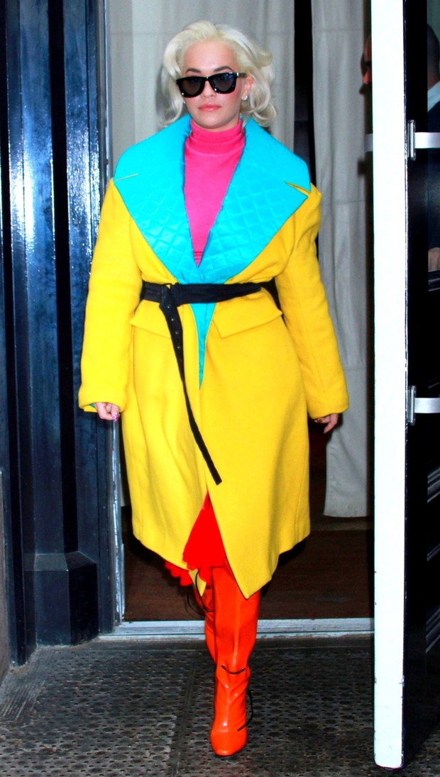 Rita Ora w kolorowym p?aszczu