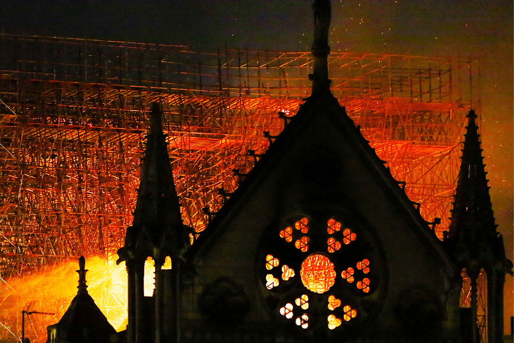 Katedra Notre Dame płonie