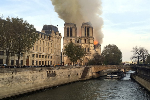 P?onie katedra Notre Dame w Pary?u