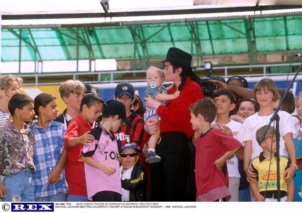 MICHAEL JACKSON, PIOSENKARZ PODCZAS ROZDANIA SIATOWYCH NAGROD MUZYCZNYCH (THE WORLD MUSIC AWARDS)