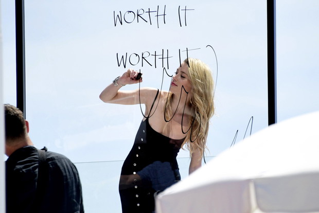 Amber Heard podczas sesji w Cannes