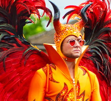 kostiumy z filmu o Eltonie Johnie „Rocketman”
