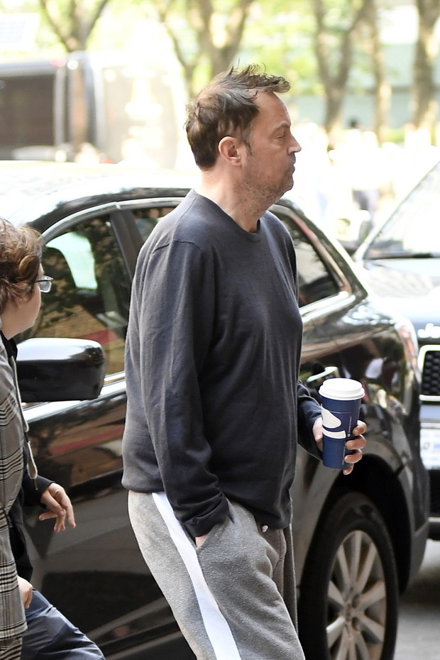 Matthew Perry w dresowych spodniach