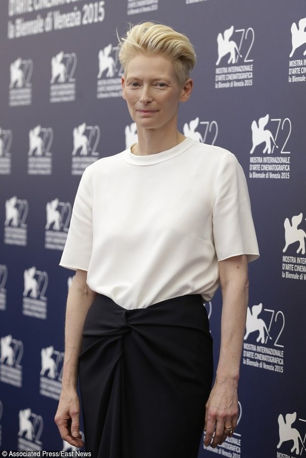 tilda-swinton-w-bialej-bluzce-czarnej-spodnicy-299469-GALLERY600-4fe2bcc
