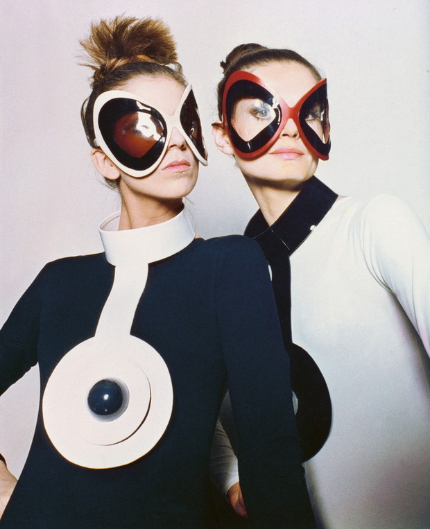 Bullaugen-Sonnenbrillen und Vinylhalsschmuck, 1970,