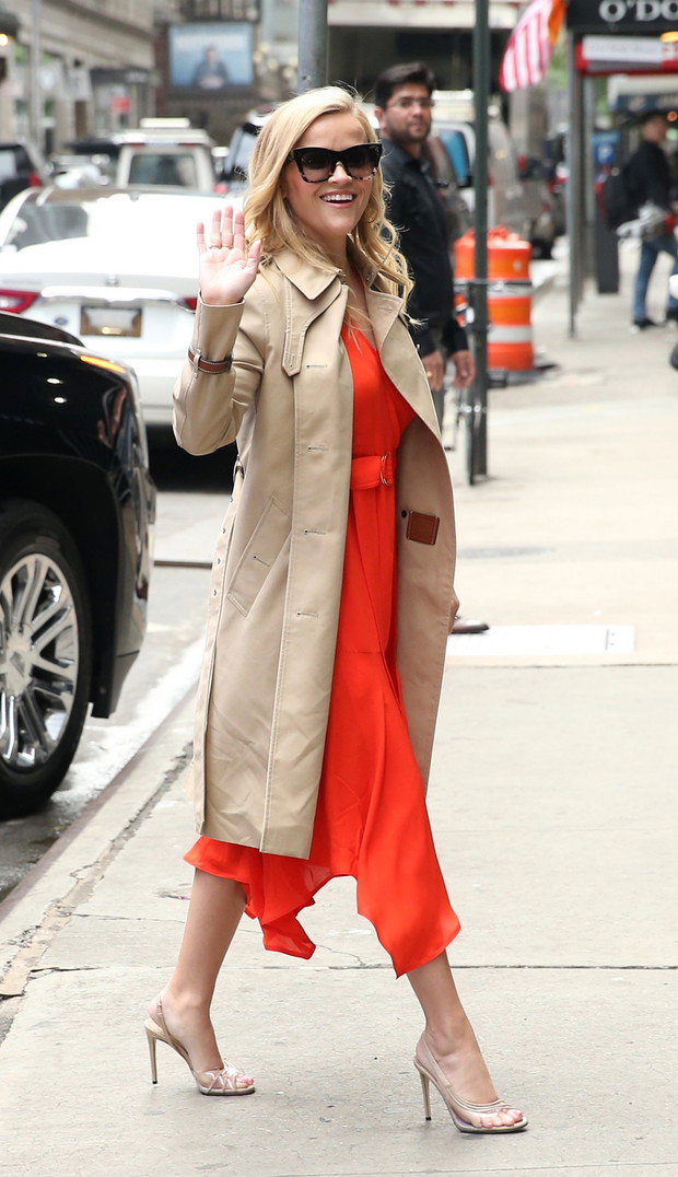 Reese Witherspoon w jaskrawej czerwonej sukience