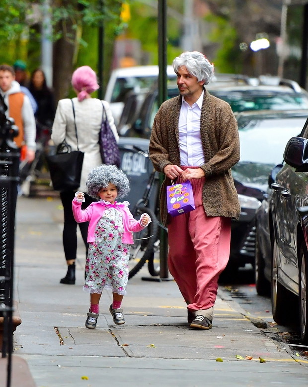 *PREMIUM-EXCLUSIVE* Bradley Cooper takes his daughter Lea to trick or treat in NYC!