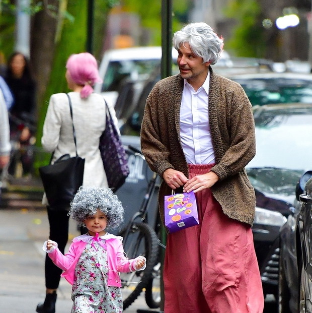 *PREMIUM-EXCLUSIVE* Bradley Cooper takes his daughter Lea to trick or treat in NYC!