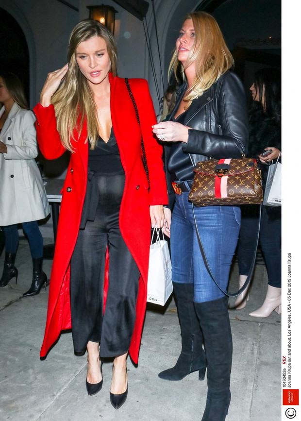 Joanna Krupa w czerwonym p?aszczu