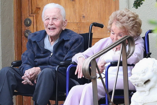 Kirk Douglas ?wi?tuje 102. urodziny