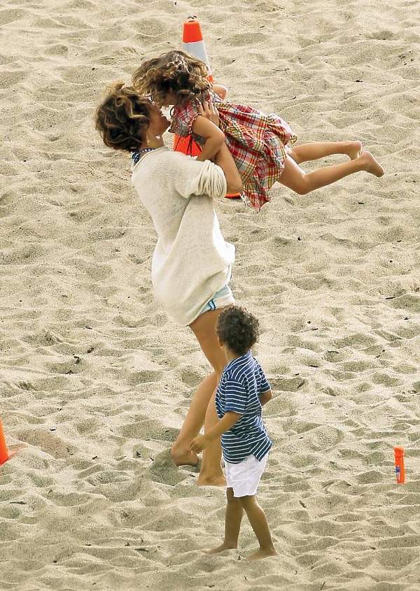 jennifer-lopez-275455-GALLERY600-b6aaec3