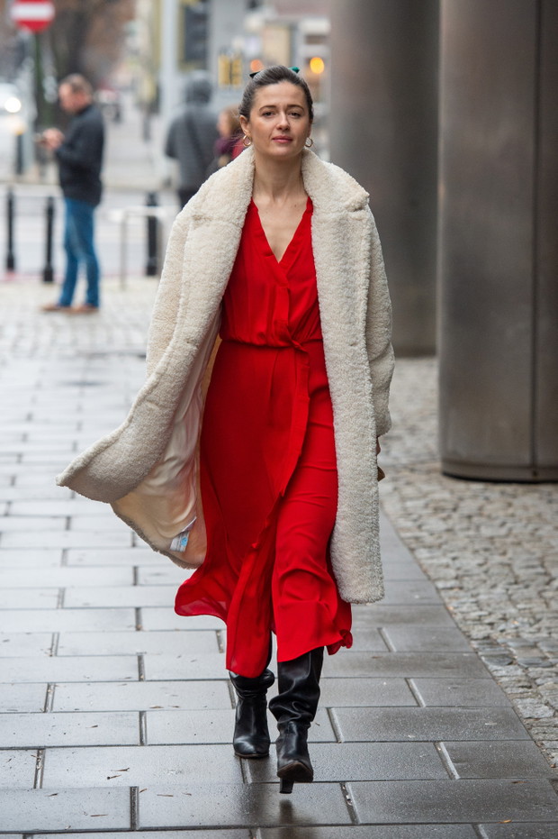 Agnieszka Grochowska w bia?o czerwonej stylizacji