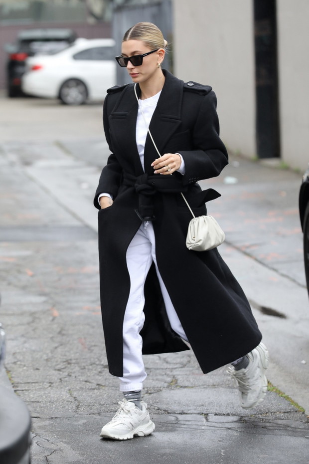 Hailey Bieber w czarnym p?aszczu