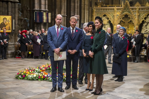 Rodzina krÛlewska na mszy w opactwie Westminster