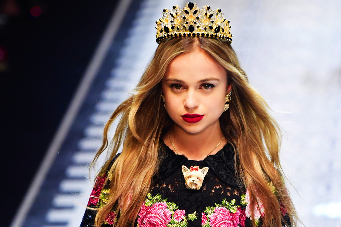 lady-amelia-windsor-to-najpiekniejsza-kobieta-w-rodzinie-krolewskiej-kuzynka-harrego-i-williama-to-prawdziwa-ikona-stylu