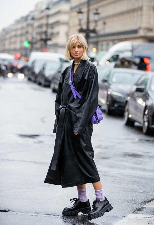 Street Style  - Paris Fashion Week - Womenswear Fall/Winter 2020/2021 : Day Eight