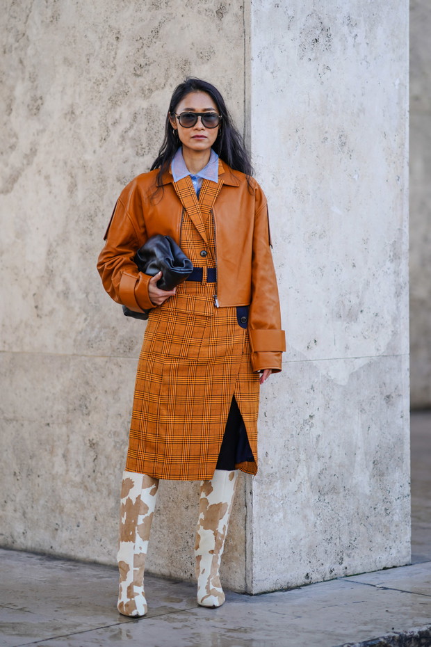 Street Style - Paris Fashion Week - Womenswear Fall/Winter 2020/2021 : Day Six