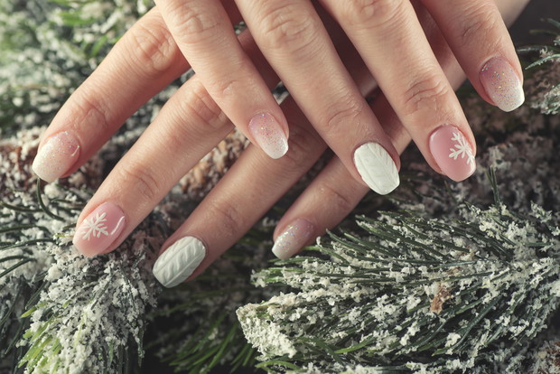 winter manicure design nails, soft pink and white