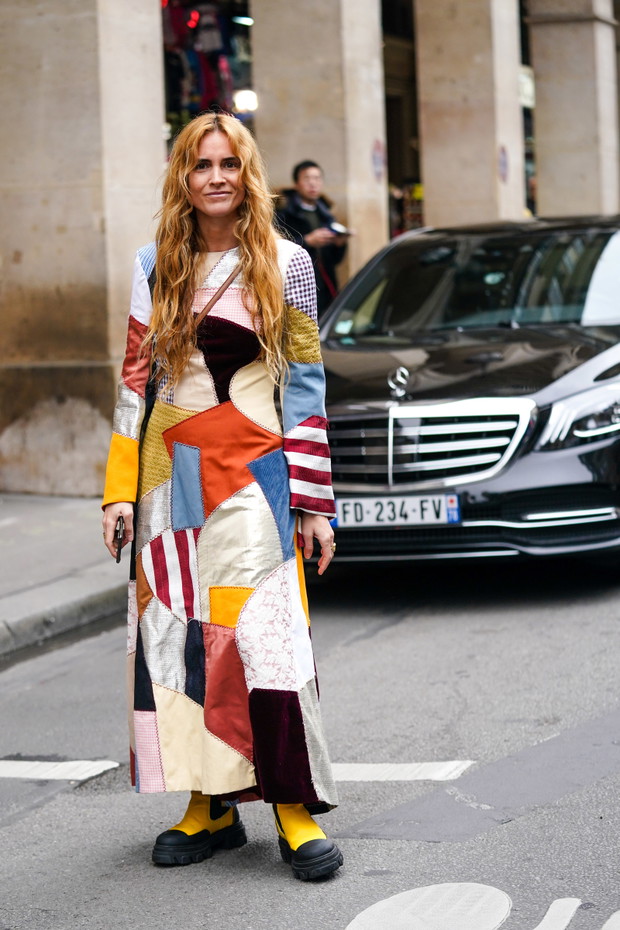 Street Style  - Paris Fashion Week - Womenswear Fall/Winter 2020/2021 : Day Five