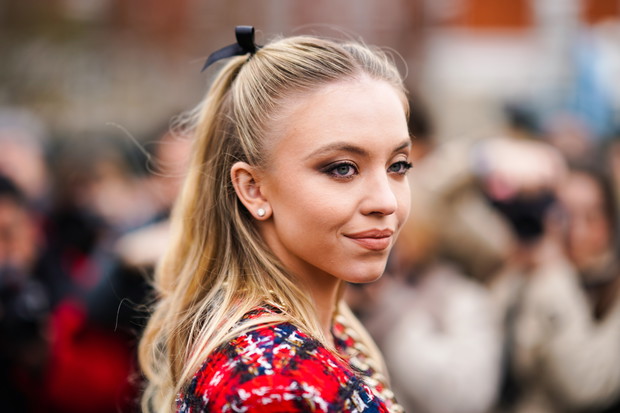 Street Style - Paris Fashion Week - Womenswear Fall/Winter 2020/2021 : Day Five