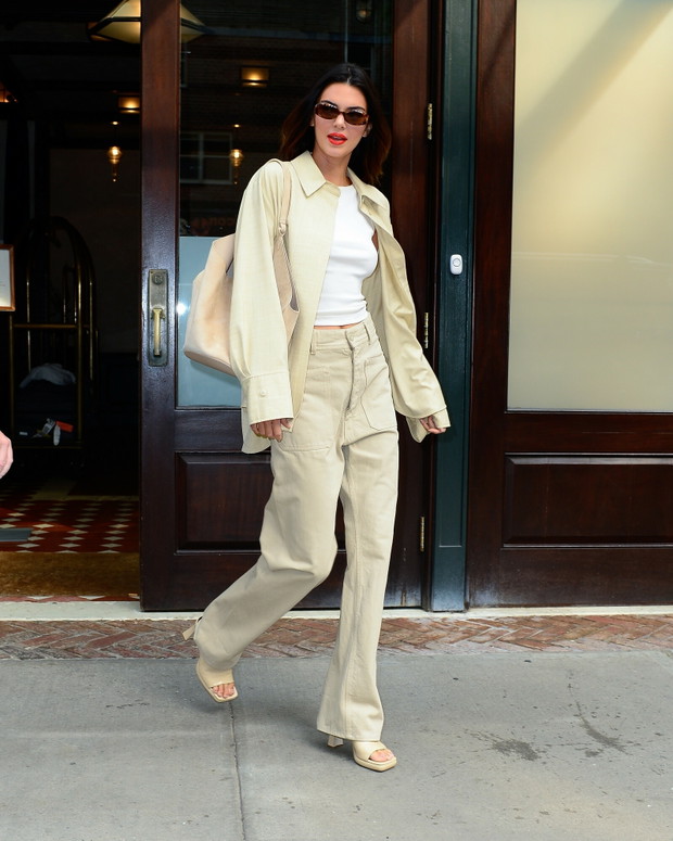Kendall Jenner w jasnym komplecie