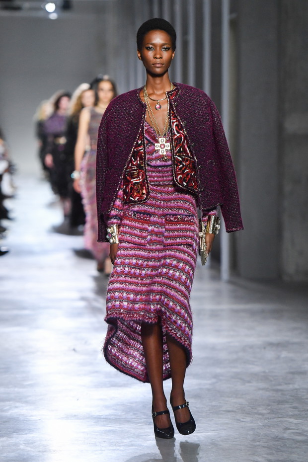Chanel Metiers D'Art 2021-2022 : Runway At Le 19M