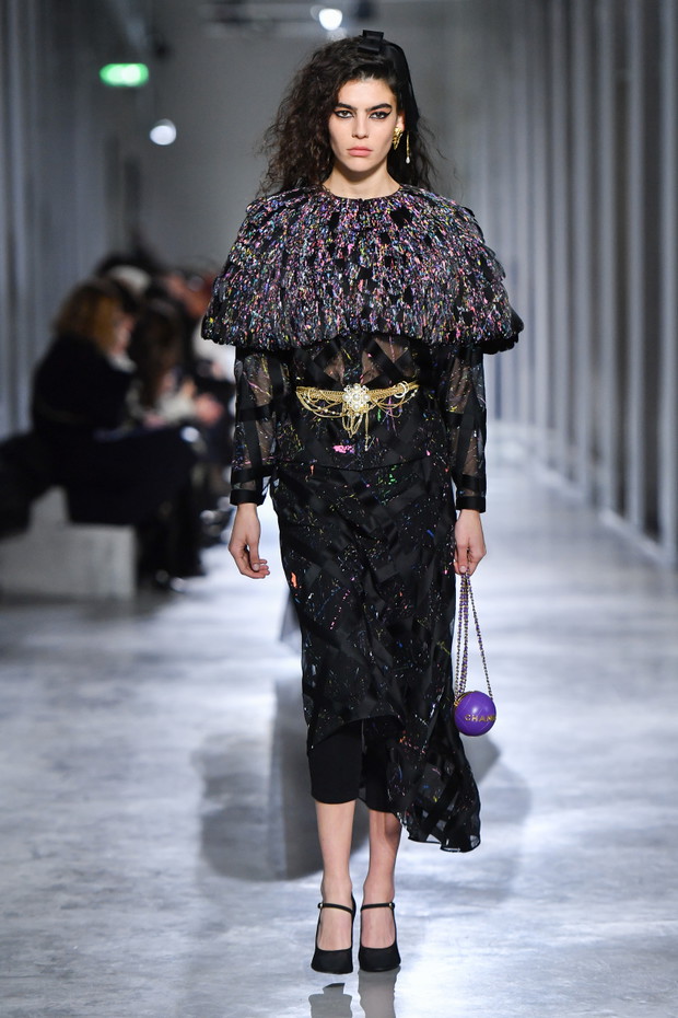 Chanel Metiers D'Art 2021-2022 : Runway At Le 19M