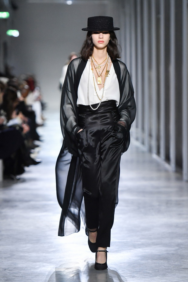 Chanel Metiers D'Art 2021-2022 : Runway At Le 19M