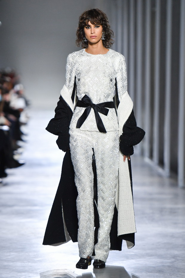 Chanel Metiers D'Art 2021-2022 : Runway At Le 19M