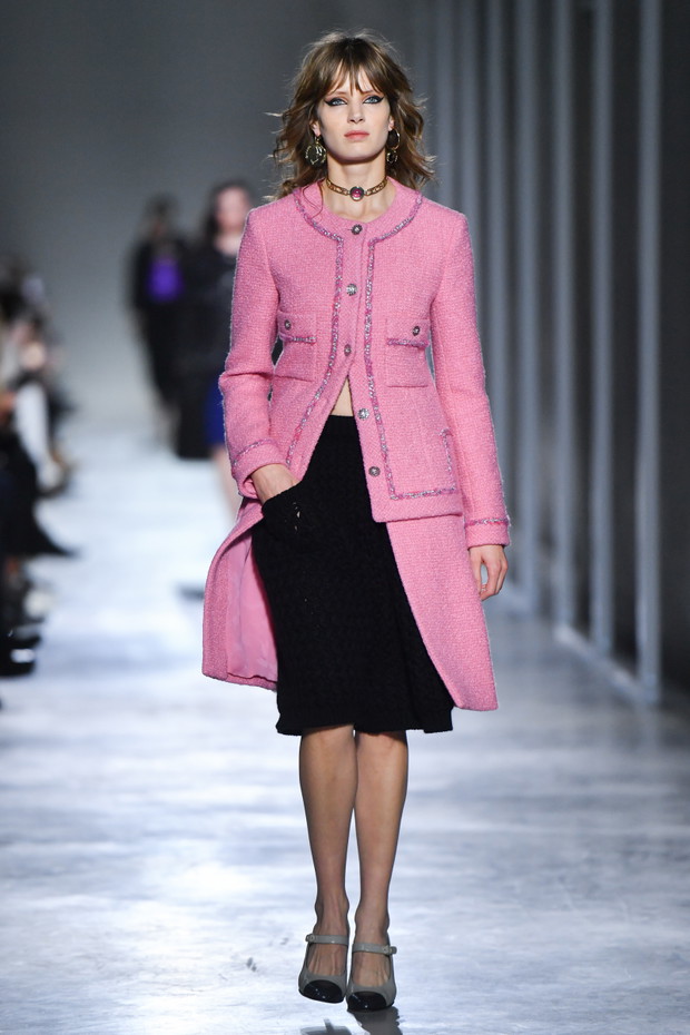 Chanel Metiers D'Art 2021-2022 : Runway At Le 19M
