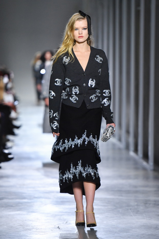 Chanel Metiers D'Art 2021-2022 : Runway At Le 19M