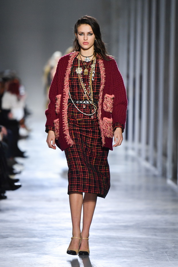 Chanel Metiers D'Art 2021-2022 : Runway At Le 19M
