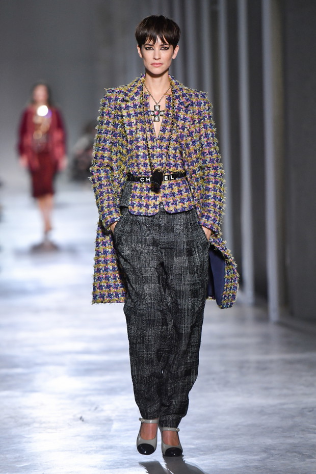 Chanel Metiers D'Art 2021-2022 : Runway At Le 19M