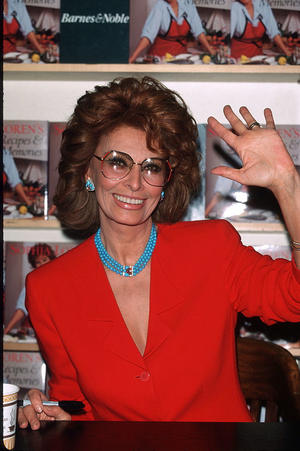 Sophia Loren Signs Her Book