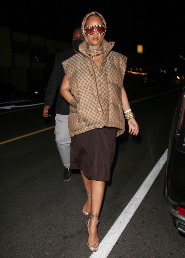 Rihanna w puchowej kamizelce