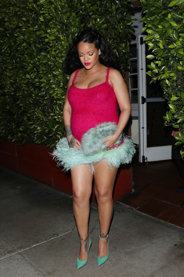 Rihanna w ró?owej mini z piórami