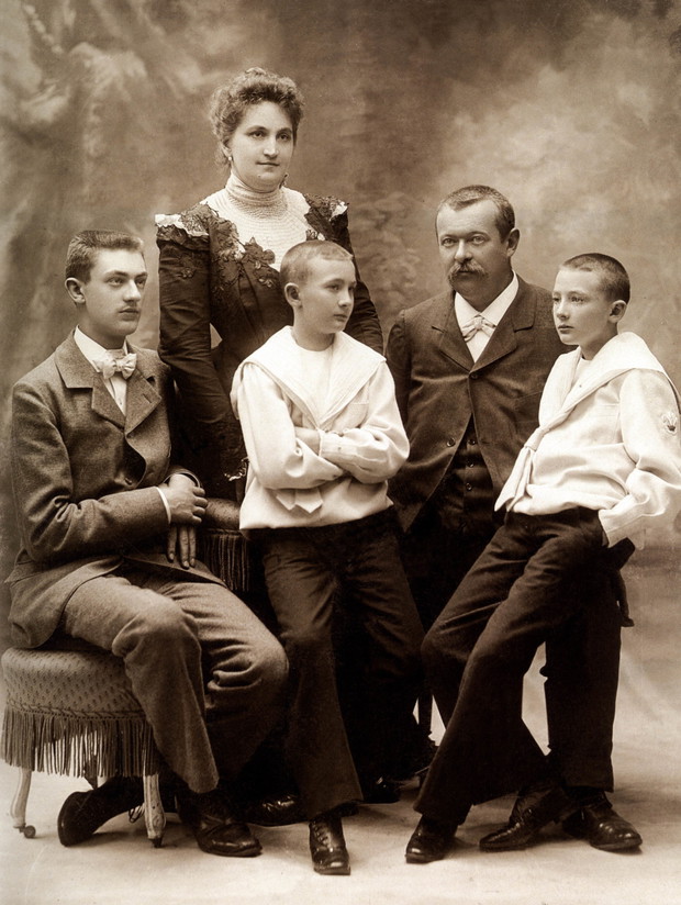 Georges Vuitton (1857-1836) son of Louis Vuitton, with his wife Josephine Patrelle and their children Gaston-Louis (1883-1970) ans twins Pierre and Jean c. 1900