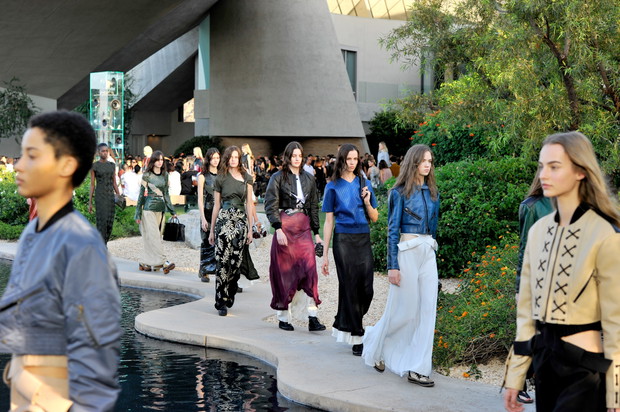 Louis Vuitton Cruise 2016 Resort Collection - Front Row and Show