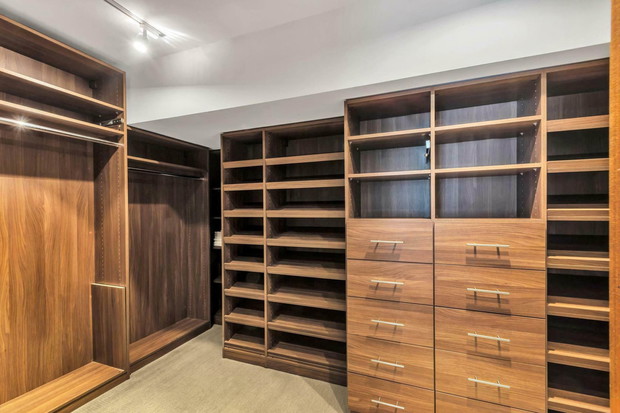 Scarlett Johansson has finally sold her longtime Manhattan penthouse for $1.87 million