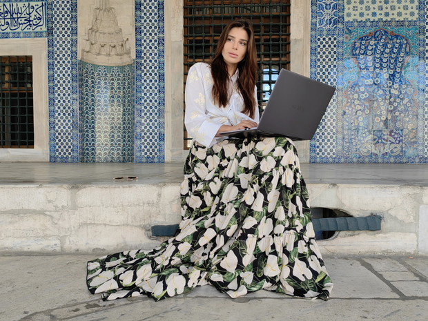 Ania Markowska z laptopem MateBook D 16 przed pałacem Topkapi