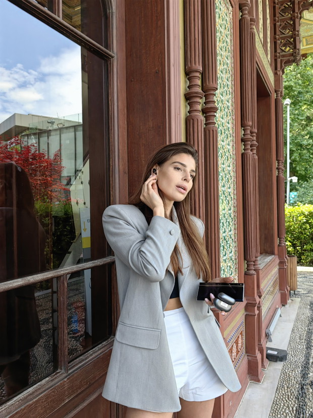 Ania Markowska ze słuchawkami FreeBuds Pro 2 w Stambule