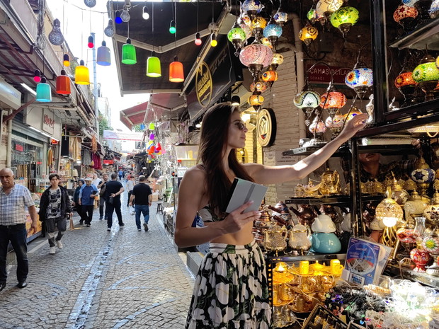Ania Markowska ze smartfonem Mate Xs 2 na Bazarze Egipskim