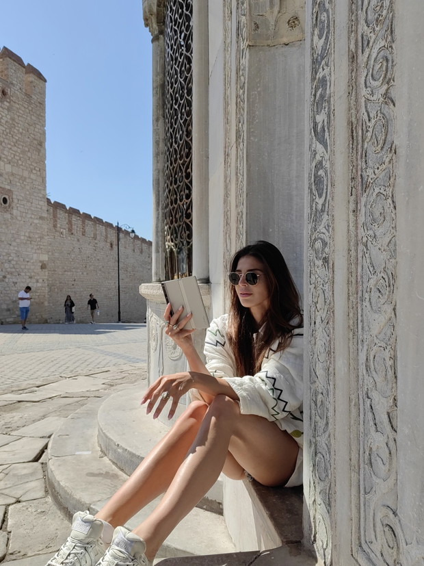 Ania Markowska ze smartfonem Mate Xs 2 przed pałacem Topkapi