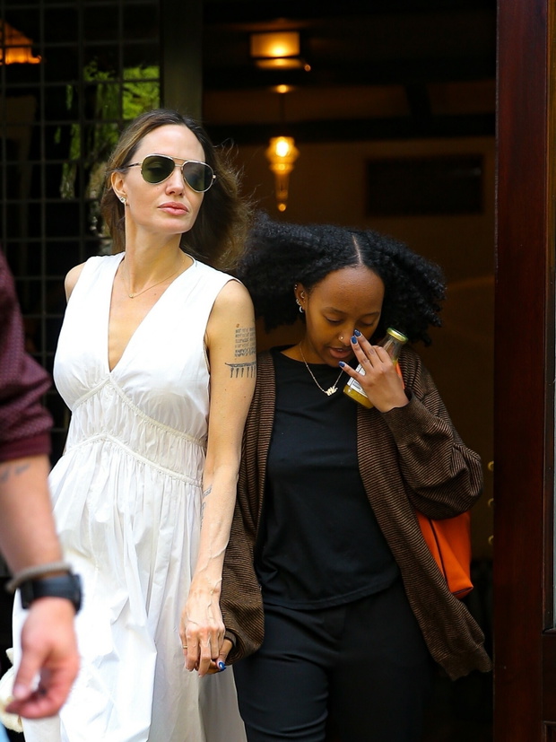 Angelina Jolie w bia?ej sukience