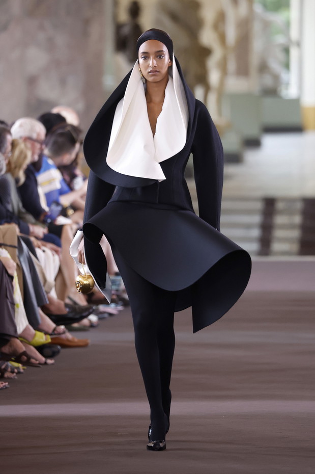 Schiaparelli : Runway - Paris Fashion Week - Haute Couture Fall/Winter 2023/2024